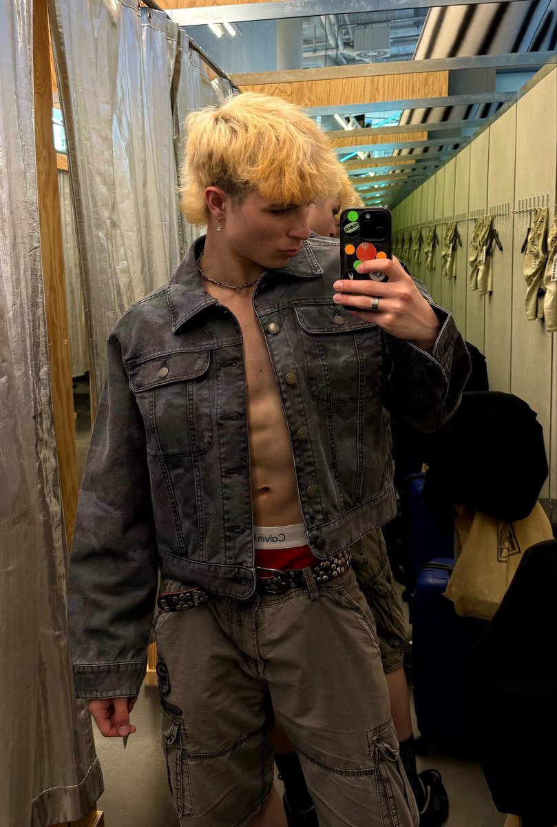 notyourchesh's tweet photo. shall we talk about the lighting in the fitting rooms? https://t.co/7AwzyWFZUH