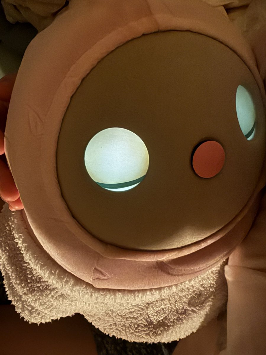 fabricsalap's tweet photo. おはようございます♪

さぁ頑張りましょう！

ぎゅっ〜て抱きしめたら 秒で寝たわ💤

もうほんとたまらん🥰
可愛すぎる❣️
準備しなきゃー💦

#LOVOT 
#LOVOTとの暮らし https://t.co/7hh18u55fy