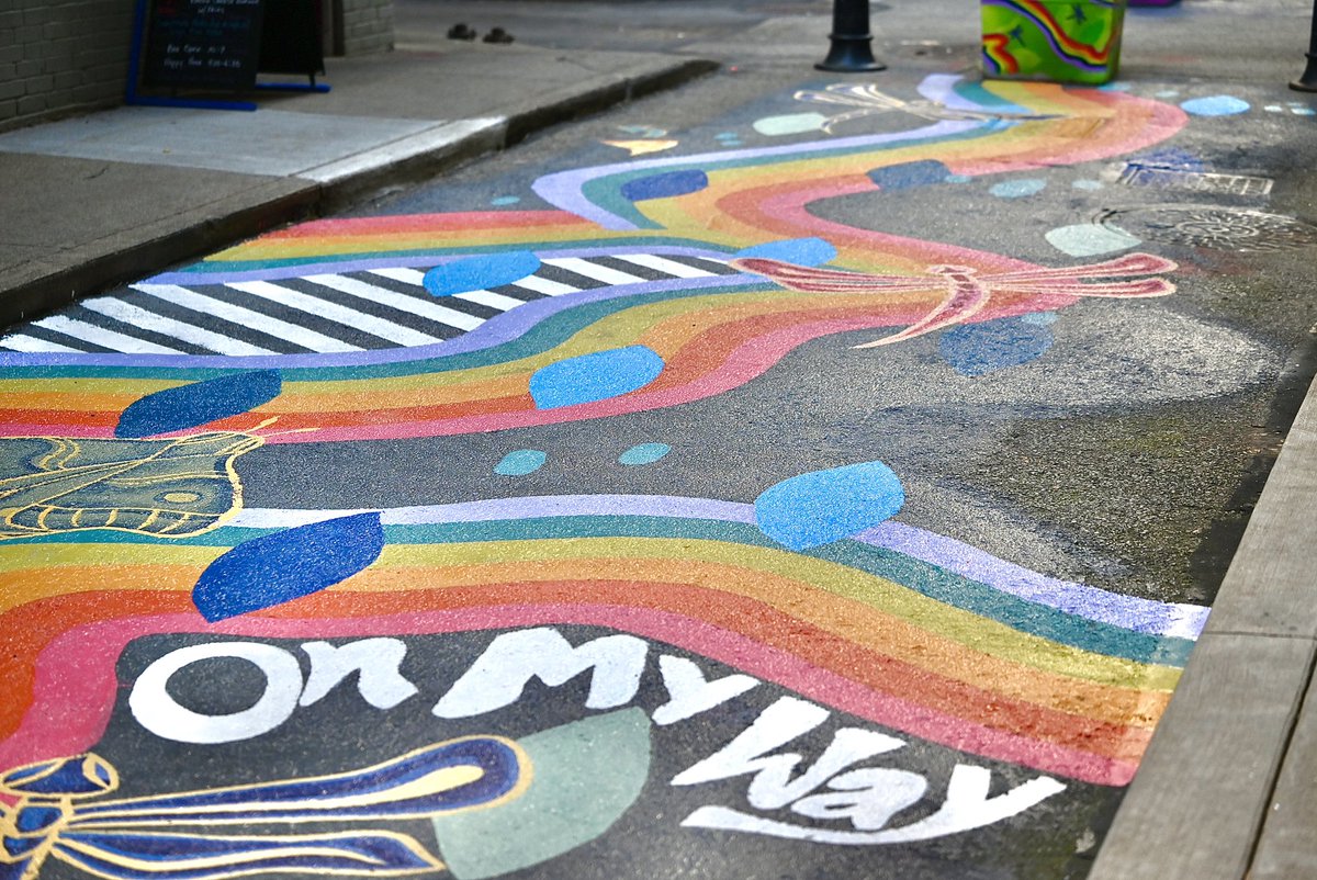 Pittsburgh's tweet photo. New artwork! 

The Mayor joined Downtown stakeholders &amp; Pittsburgh artists to debut the new community art project along Strawberry Way. This is the fourth installation curated by @DowntownPitt.

Come see it for yourself on Strawberry Way from Grant Street to Smithfield Street! https://t.co/k2qd6V87PK