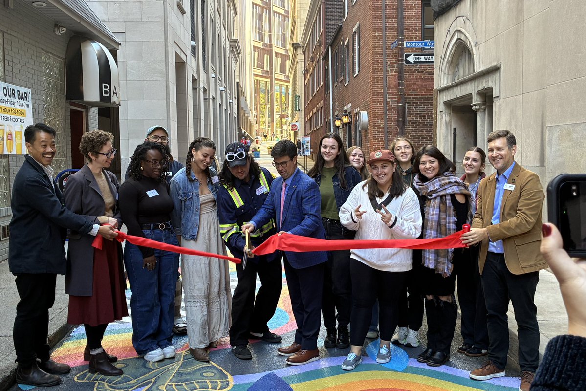 Pittsburgh's tweet photo. New artwork! 

The Mayor joined Downtown stakeholders &amp; Pittsburgh artists to debut the new community art project along Strawberry Way. This is the fourth installation curated by @DowntownPitt.

Come see it for yourself on Strawberry Way from Grant Street to Smithfield Street! https://t.co/k2qd6V87PK