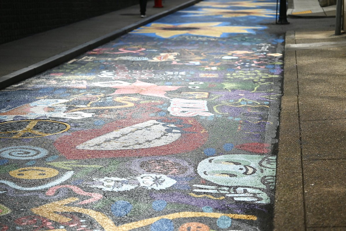 Pittsburgh's tweet photo. New artwork! 

The Mayor joined Downtown stakeholders &amp; Pittsburgh artists to debut the new community art project along Strawberry Way. This is the fourth installation curated by @DowntownPitt.

Come see it for yourself on Strawberry Way from Grant Street to Smithfield Street! https://t.co/k2qd6V87PK