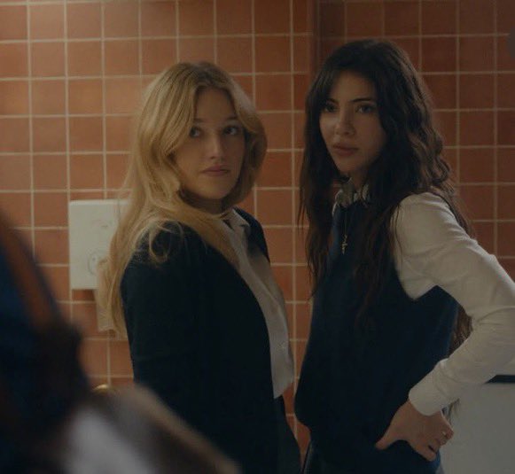 sparkljumprop's tweet photo. a female centred show with a wlw homoerotic friendship, a sports team trying to place at regionals, a seance-like ritual where the girls have symbols drawn on their foreheads, prophetic visions and a supernatural “evil spirit”… I THINK I’VE SEEN THIS FILM BEFORE https://t.co/iBsO7beY9J