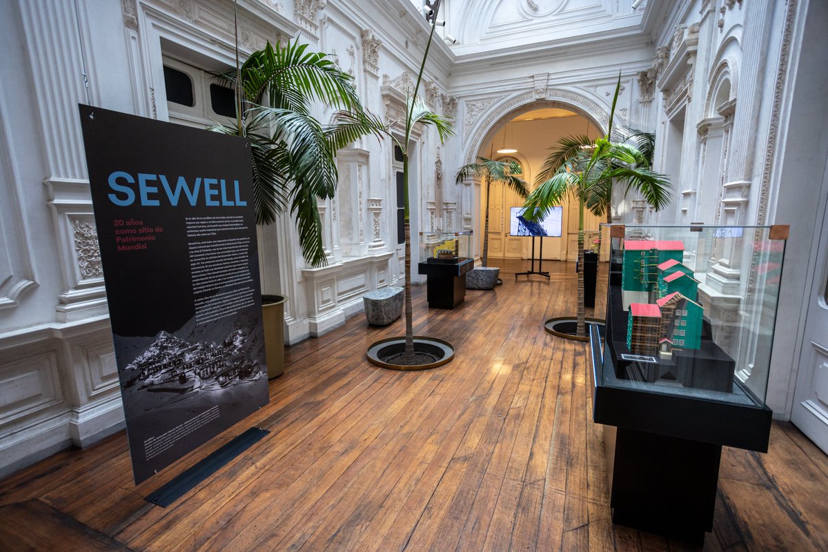 CodelcoChile's tweet photo. 🏔️🏠 La historia de Sewell llega al corazón de Santiago
La exposición "Sewell: 20 años de Patrimonio Mundial" ya abrió sus puertas en el Palacio Pereira, invitando a conocer la historia de la emblemática Ciudad de las Escaleras, ubicada en plena cordillera de la Región de O’Higgins.

La muestra integra fotografías, maquetas, documentos y objetos históricos, reunidos gracias al  trabajo conjunto de diversos servicios del Ministerio de Culturas y Fundación Sewell.

Un recorrido por la memoria del asentamiento, inscrito hace dos décadas en la Lista del Patrimonio Mundial de la UNESCO, acerca a los visitantes a la experiencia de miles de familias que construyeron parte importante de la historia minera de Chile.
Desde Codelco, a través de nuestra División El Teniente y el trabajo junto a Fundación Sewell, contribuimos a preservar y poner en valor este patrimonio, que hoy puede conocerse también en pleno centro de Santiago.

📍 ¿Dónde? Palacio Pereira, Huérfanos 1515, Santiago.
🕙 ¿Cuándo? Hasta el 31 de octubre 2026.
Lunes a viernes, de 10:00 a 18:00 hrs.
Sábado, de 10 a 15:00 hrs.
🎟️ Entrada gratuita.

📣 ¡Y hay otra actividad para seguir conociendo nuestro patrimonio!

Este lunes 26 de octubre se realizará el seminario "Educación y Difusión en Sitios de Patrimonio Mundial Industrial de Chile", un espacio para compartir experiencias y reflexionar sobre los desafíos de acercar nuestro patrimonio industrial a nuevas generaciones.
📅 Lunes 26 de octubre de 2026.
🕣 08:30 a 14:00 horas.
📍 Auditorio del Palacio Pereira, Huérfanos 1515, Santiago.

🔗 Inscríbete aquí: https://t.co/HUCJfL3QAE](https://t.co/HUCJfL3QAE)

¡Te invitamos a ser parte de estas actividades y conocer más sobre la historia y el legado de Sewell!