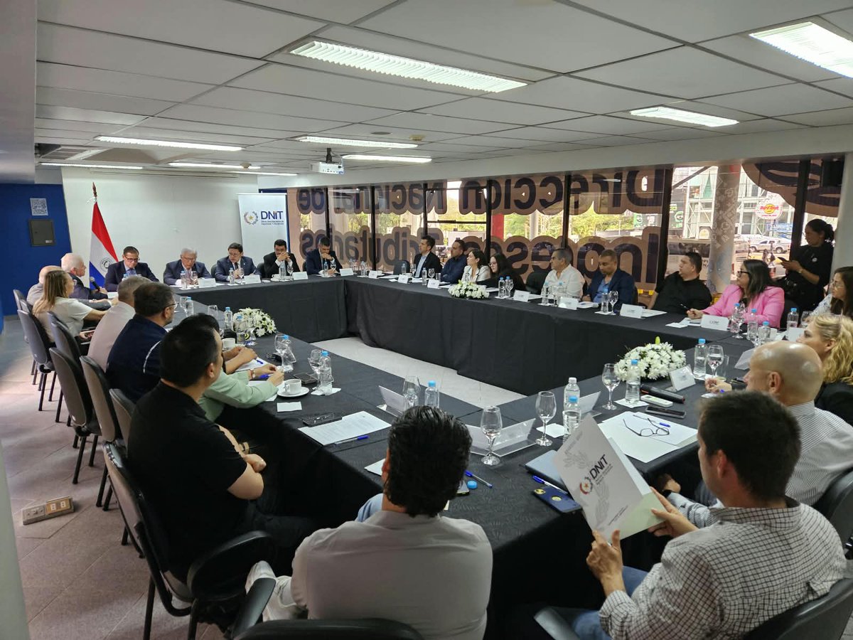 DNITpy's tweet photo. El director nacional @OscarOrue encabezó hoy una jornada de gestión en Ciudad del Este, departamento de Alto Paraná, que se inició con un encuentro con representantes del sector productivo, en la cabecera del Puente de la Amistad. https://t.co/abx38JgOy9