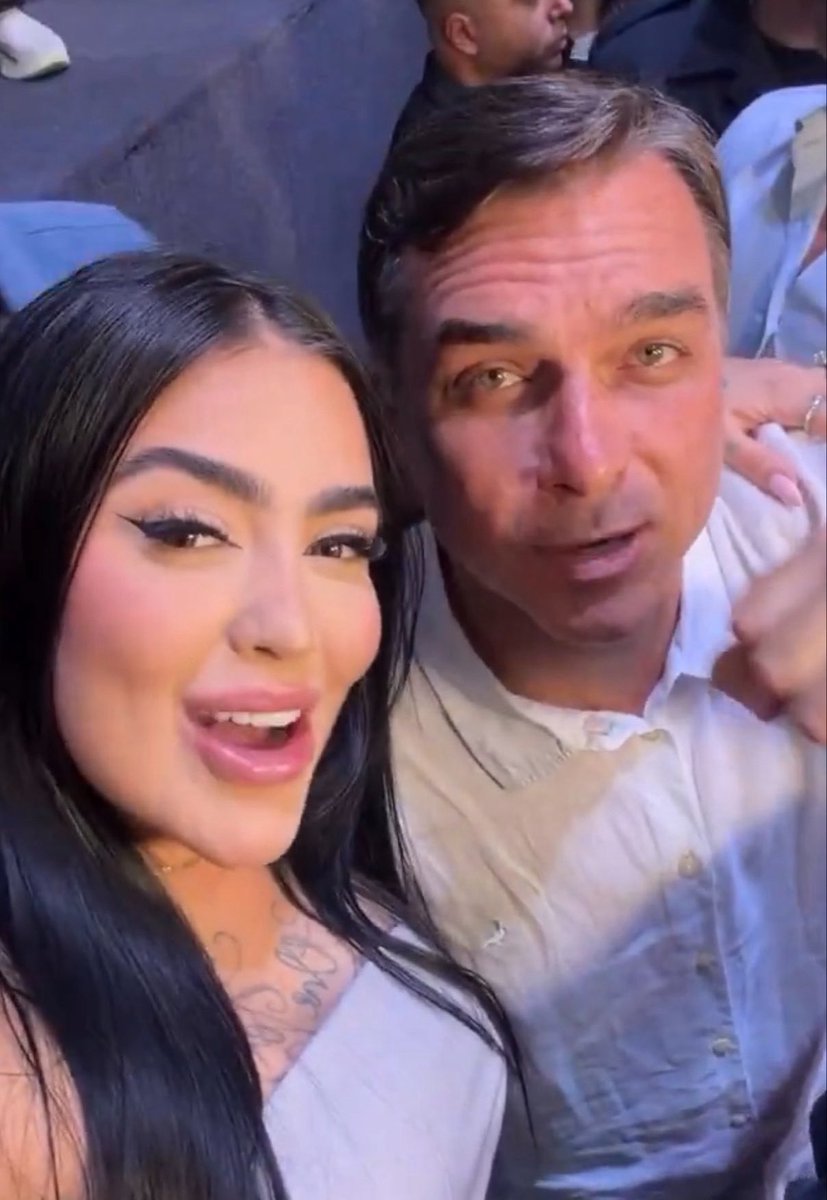 poptime's tweet photo. 🇧🇷 PELA FAMÍLIA! Evento recente de Flávio Bolsonaro envolve uma ex-funkeira vendedora de conteúdo adulto e um homem que traiu sua ex-esposa mais de 16 vezes. https://t.co/NbvEaS7pTW