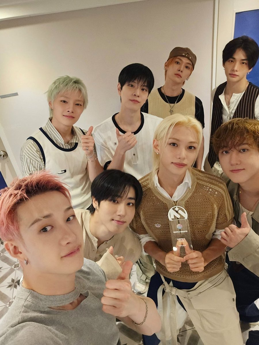 daskanedyra's tweet photo. LET’S NOT GIVE UP, BUT FIGHT. DO IT!! I VOTE FOR #StrayKids for #2026MAMAVOTE https://t.co/EsHwsY1YFe