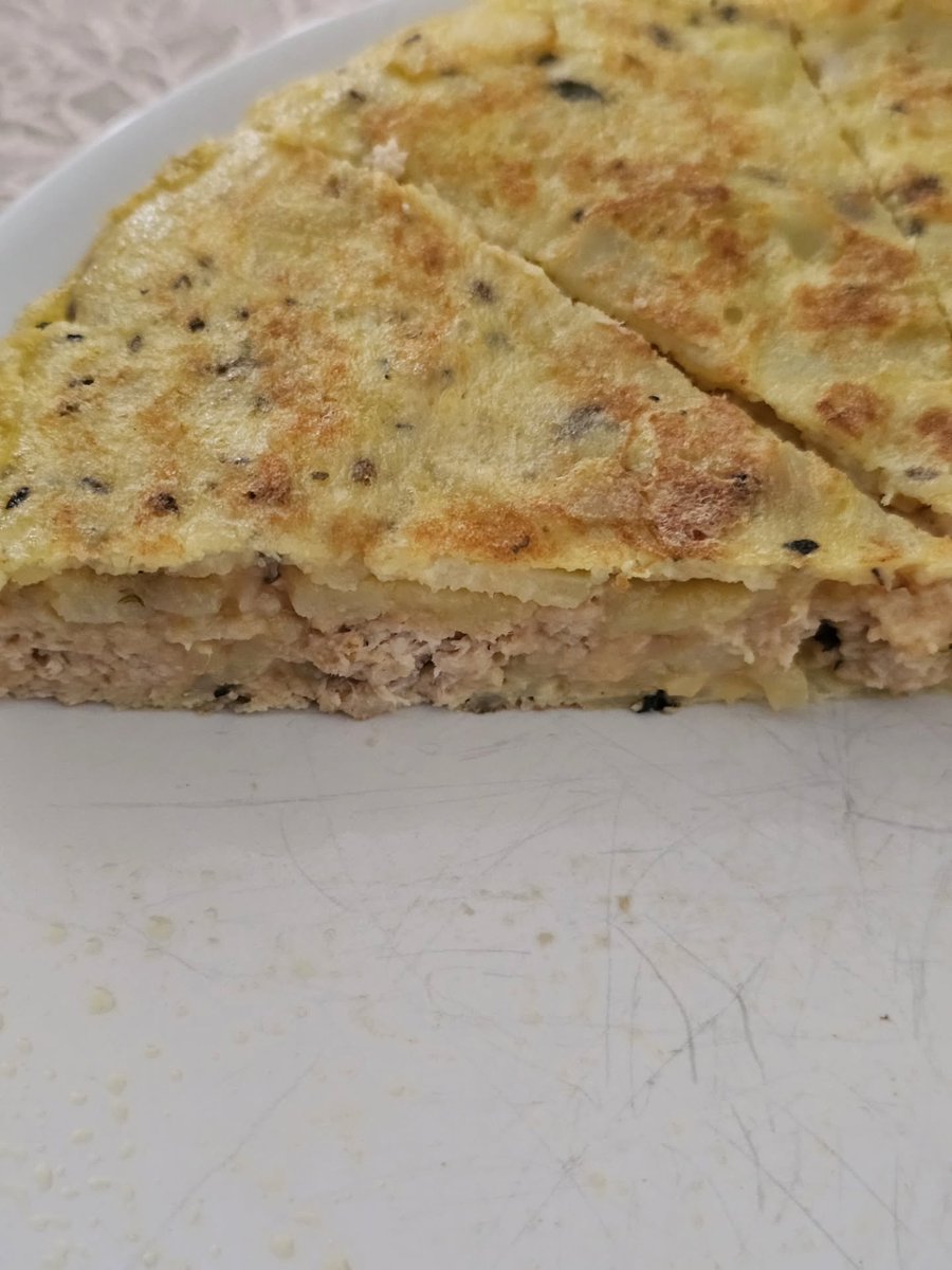 sontagricacl's tweet photo. Today we enjoyed a potato omelet stuffed with roast chicken. Ingredients: potatoes, eggs, olive oil, shredded chicken, garlic, oregano and optional salt. Finely chop the potatoes and microwave them with oil and garlic for 15–20 minutes. Beat the https://t.co/DSeEx8QUae