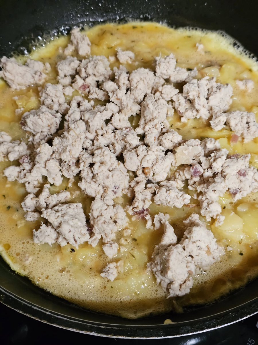 sontagricacl's tweet photo. Today we enjoyed a potato omelet stuffed with roast chicken. Ingredients: potatoes, eggs, olive oil, shredded chicken, garlic, oregano and optional salt. Finely chop the potatoes and microwave them with oil and garlic for 15–20 minutes. Beat the https://t.co/DSeEx8QUae