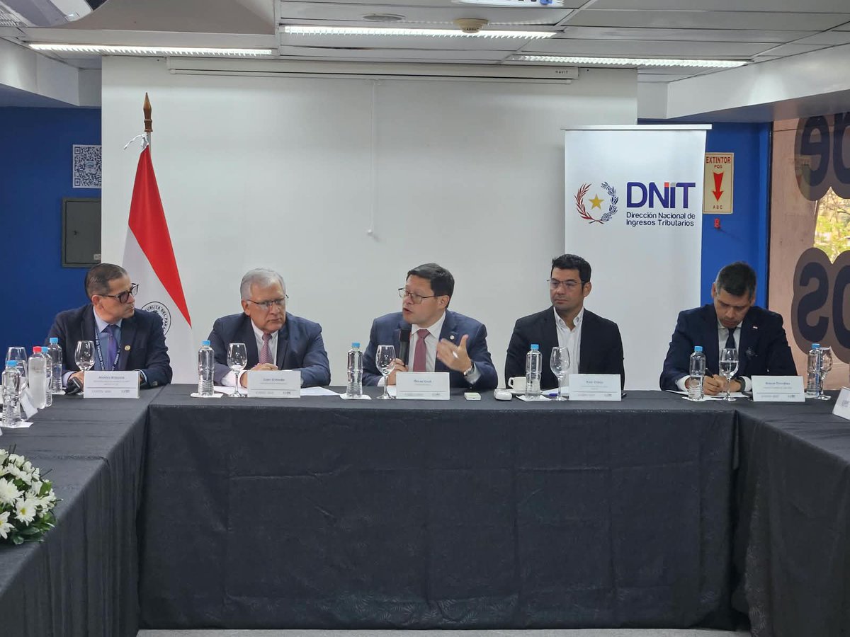 DNITpy's tweet photo. Acompañaron al director nacional, Juan Olmedo, Gerente de Aduanas, Ever Otazú, Gerente de Impuestos Internos y Roque González, Director de Gabinete. https://t.co/7iVJwLVLH9
