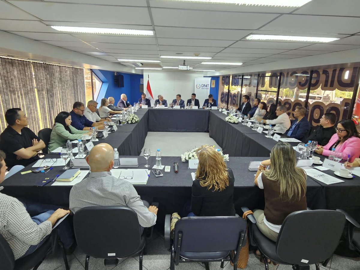 DNITpy's tweet photo. Los participantes destacaron el espacio de acercamiento e intercambio destinado a compartir perspectivas, inquietudes y propuestas entre el sector público y privado. https://t.co/d9iDJhlnRY