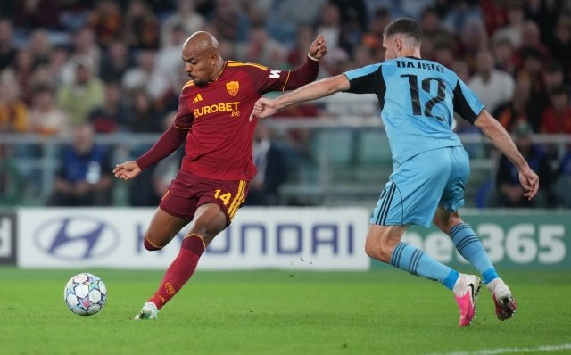 peterpatti's tweet photo. Da interista dico: sarebbe bello se lo scudetto lo vincesse la #Roma!
In campo quest'anno mi divertono persino piú dell'#Inter.
Grande squadra! E stanno facendo  fuori il Bratislava in #ChampionsLeague... 

#ROMSBR #RomaBratislava 4-0 al 70'....

#ASRoma https://t.co/dC0LpNNCSW