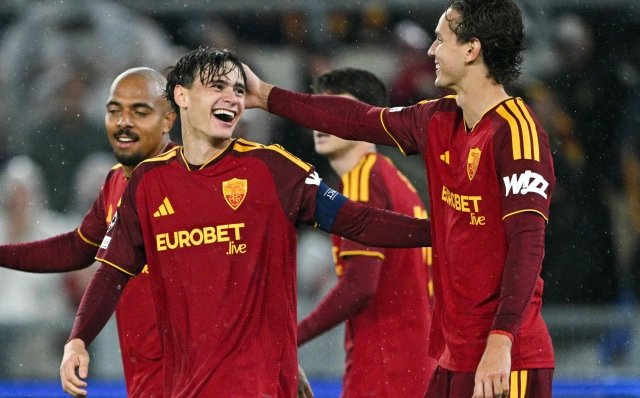 peterpatti's tweet photo. Da interista dico: sarebbe bello se lo scudetto lo vincesse la #Roma!
In campo quest'anno mi divertono persino piú dell'#Inter.
Grande squadra! E stanno facendo  fuori il Bratislava in #ChampionsLeague... 

#ROMSBR #RomaBratislava 4-0 al 70'....

#ASRoma https://t.co/dC0LpNNCSW