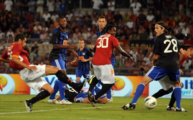 peterpatti's tweet photo. Da interista dico: sarebbe bello se lo scudetto lo vincesse la #Roma!
In campo quest'anno mi divertono persino piú dell'#Inter.
Grande squadra! E stanno facendo  fuori il Bratislava in #ChampionsLeague... 

#ROMSBR #RomaBratislava 4-0 al 70'....

#ASRoma https://t.co/dC0LpNNCSW