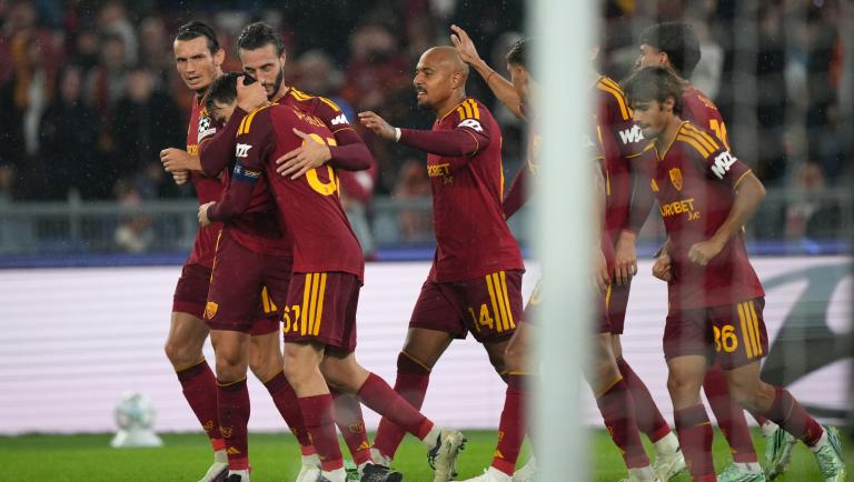 peterpatti's tweet photo. Da interista dico: sarebbe bello se lo scudetto lo vincesse la #Roma!
In campo quest'anno mi divertono persino piú dell'#Inter.
Grande squadra! E stanno facendo  fuori il Bratislava in #ChampionsLeague... 

#ROMSBR #RomaBratislava 4-0 al 70'....

#ASRoma https://t.co/dC0LpNNCSW