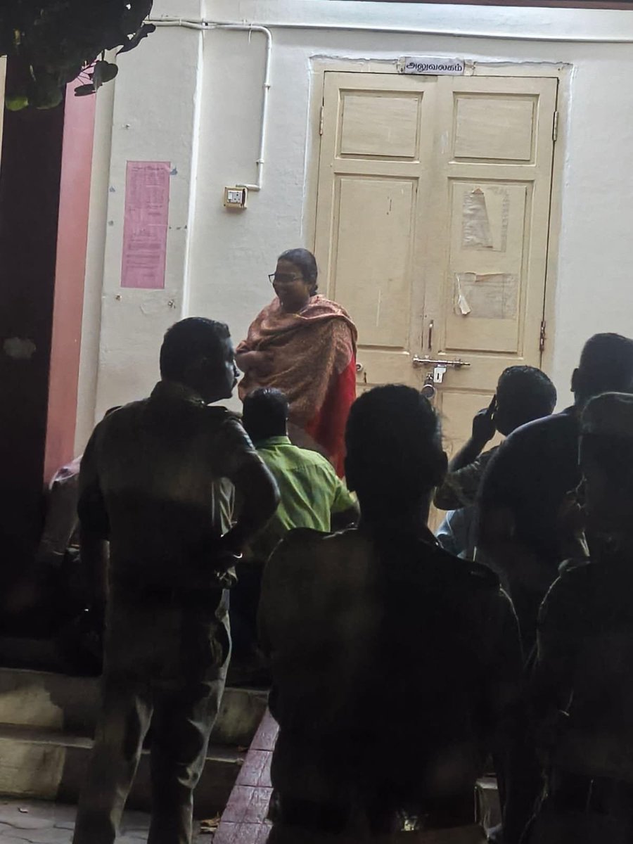 akashvedhai's tweet photo. விசாரணைக்கு பிறகு உணவு அருந்த வெளியே வந்திருக்கும் நமது அக்கா கார்த்திகாவும் மற்ற உறவுகளும்..! https://t.co/DFnh3X7EBB