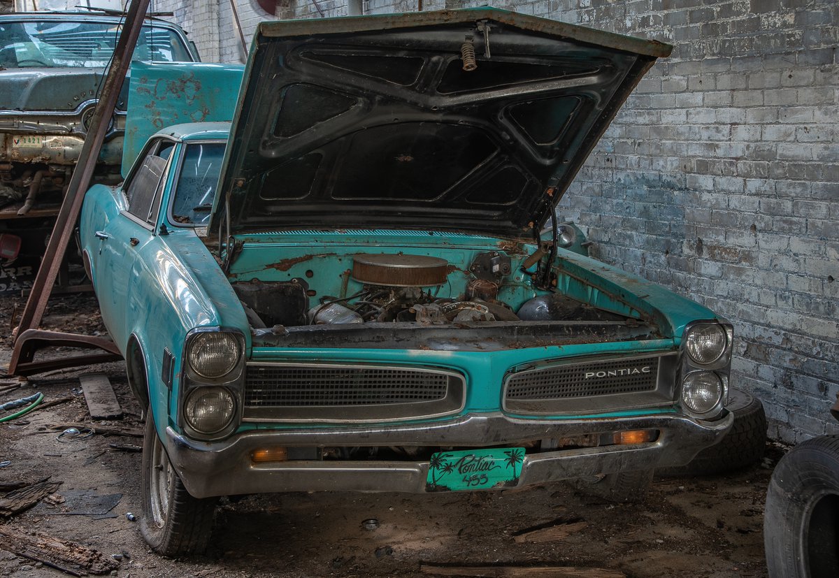ExploresMr's tweet photo. An old storage garage in the metro-Detroit, Michigan area that was closed and abandoned; filled with old and long forgotten cars from a much different age in the Motor City. https://t.co/1L1kfGlD4e