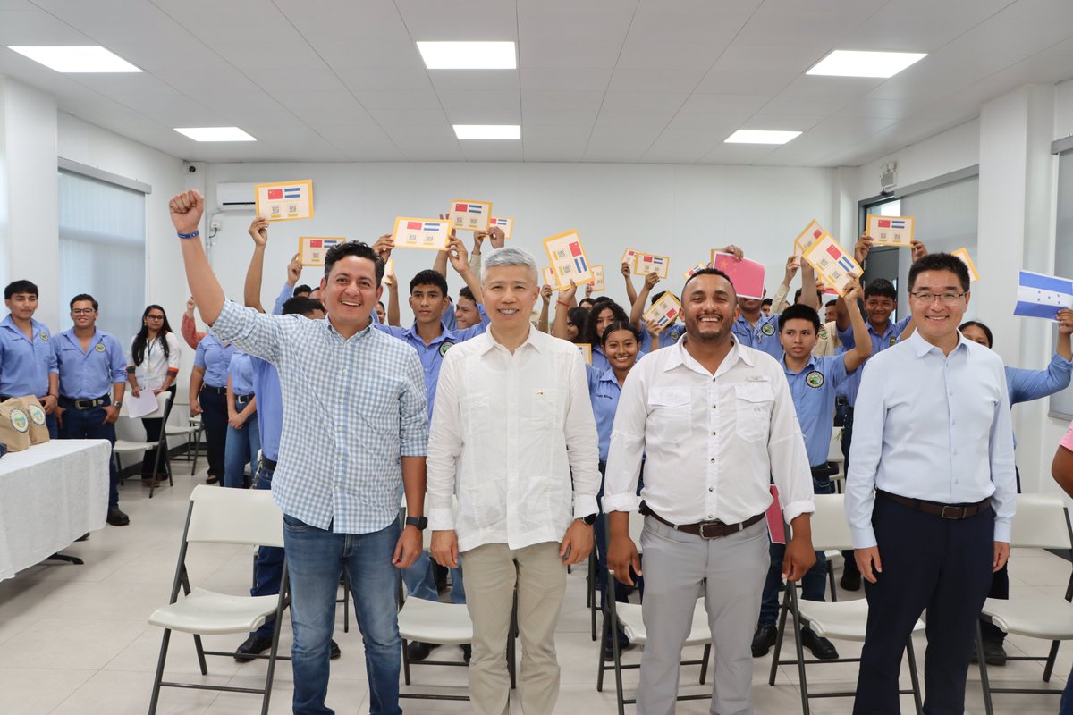 EmbChinaHn's tweet photo. 🎉¡Frutos y resultados de la solidaridad y cooperación entre China y Honduras!✊

🎊El 16 de octubre, el Embajador de China en Honduras, Yu Bo, visitó la Escuela Agrícola Luis Landa, construida con asistencia de China, en el municipio de Nacaome, departamento de Valle, en el sur de Honduras, donde entregó premios del Embajador de China a 30 estudiantes y docentes destacados por su excelencia académica y buen desempeño.

👏Acompañado por el alcalde de Nacaome, Rodolfo Ferrufino Sosa, y el director de la escuela, Eduardo Reyes, el Embajador Yu Bo recorrió las aulas de formación práctica y degustó diversos productos elaborados por los propios estudiantes con equipos proporcionados por China, entre ellos dulce de leche, yogur, queso y camote en conserva. Asimismo, animó a los estudiantes a aprovechar plenamente las instalaciones y los equipos de la escuela, mejorar sus habilidades prácticas y formarse como técnicos especializados en el sector agrícola.🏫

El alcalde y el director de la escuela expresaron su sincero agradecimiento a la parte china por esta valiosa asistencia. Señalaron que, gracias al apoyo de China, la escuela cuenta con excelentes equipos de procesamiento que permiten a los estudiantes realizar actividades prácticas y elaborar productos, lo que la ha convertido en una de las mejores escuelas agrícolas de Honduras. Asimismo, manifestaron su confianza en que la institución aportará un nuevo impulso al desarrollo agrícola de la región sur y contribuirá a construir un futuro más prometedor para los jóvenes de la zona.🤝

🎉Durante la ceremonia de entrega de las becas, el Embajador Yu Bo señaló que, en los tres años transcurridos desde el establecimiento de relaciones diplomáticas entre China y Honduras sobre la base del principio de una sola China, la cooperación bilateral ha cosechado importantes resultados. Las escuelas agrícolas construidas con apoyo de China brindan valiosas oportunidades educativas a los jóvenes de las zonas rurales de Honduras y contribuyen eficazmente a mejorar las capacidades locales de producción y procesamiento agrícola. El Embajador señaló que la entrega de las Becas del Embajador de China busca fortalecer la función educativa de la escuela y alentar a más jóvenes a formarse en el ámbito de la tecnología agrícola y expresó su deseo de que los estudiantes y docentes beneficiarios conviertan este apoyo en una motivación para seguir persiguiendo sus sueños, contribuir al desarrollo de Honduras y fortalecer la amistad entre China y Honduras.⭐

🙌Durante la actividad, los estudiantes dieron una cálida bienvenida a sus amigos chinos, portando las banderas de China y Honduras. Los estudiantes y docentes beneficiarios recibieron con gran emoción las becas, símbolo de la amistad del pueblo chino y expresaron que convertirán este apoyo en motivación para estudiar con dedicación, superarse constantemente y fortalecer sus conocimientos y habilidades, contribuyendo con acciones concretas al desarrollo de la amistad entre China y Honduras.🇨🇳🇭🇳

@hn_congreso  @CancilleriaHN  @hnpresidencia  @CCICHN  @ccithn  @COHEPHonduras