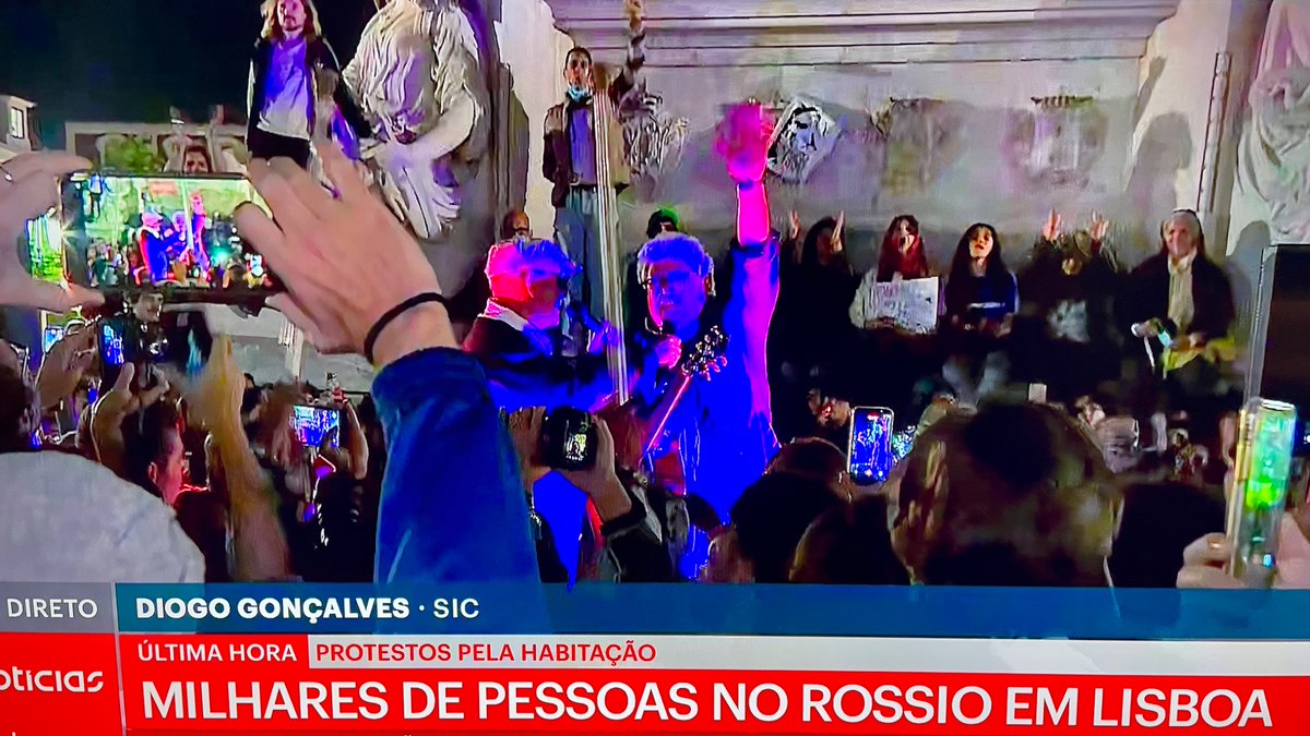 AqueleVasco's tweet photo. Tim dos Xutos & Pontapés no Rossio, a cantar “A Minha Casinha” com os manifestantes pela habitação.
Isto agora complica-se. Criticar os manifestantes é uma coisa, mas agora quero ver quem se atreve primeiro a declarar guerra aos Xutos ou a explicar-nos como é que “A Minha Casinha” também já é propaganda da extrema-esquerda.