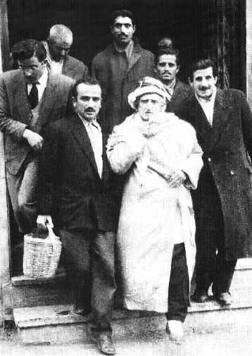 FarukSeyyah's tweet photo. Üstad Bediüzzaman anlatıyor:

"Eğer istersen hayalinle Nurşin karyesindeki Seyda'nın meclisine git bak: Orada fukara kıyafetinde melikler, padişahlar ve insan elbisesinde melaikeleri bir sohbet-i kudsiyede göreceksin. Sonra Paris'e git ve en büyük localarına gir, göreceksin ki, akrepler insan libası giymişler ve ifritler adam suretini almışlar ilâ âhir" 

Mesnevi-i Nuriye - 263.sayfa / Risale-i Nur Külliyatı 
Bediüzzaman Said Nursi