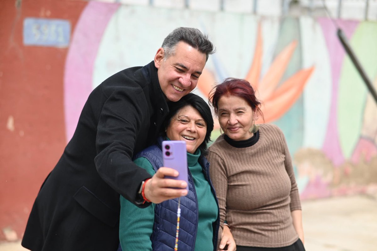 miguelsiciliano's tweet photo. LIMPIEZA DEL CANAL EN BARRIO COMERCIAL

Hoy estuvimos en barrio Comercial donde iniciaron nuevas tareas de limpieza del canal y donde, además, nos reunimos con vecinos para hablar sobre distintos temas que implican tanto el mantenimiento del canal como de otras cuestiones urbanas de los barrios aledaños. Estos encuentros son fundametnales para conocer de primera mano lo que pasa en cada sector de nuestra ciudad y trabajar juntos para encontrar respuestas. La mejor manera de transformar la realidad des cerca de la gente e intercambiando ideas, porque las mejores soluciones se construyen entre todos.

#HacerParaCrecer #Córdoba