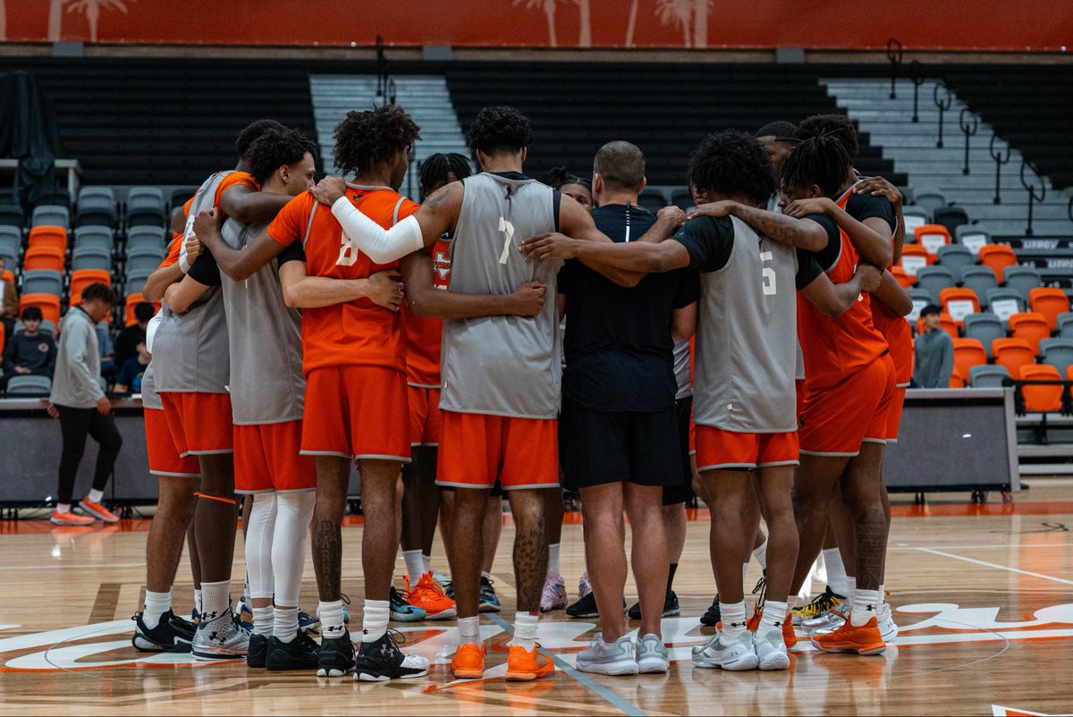 UTRGVmbb's tweet photo. A night of hoops and a look at what’s to come! 🤠🏀

#UTRGV #RallyTheValley https://t.co/PwrYVB2Kfc