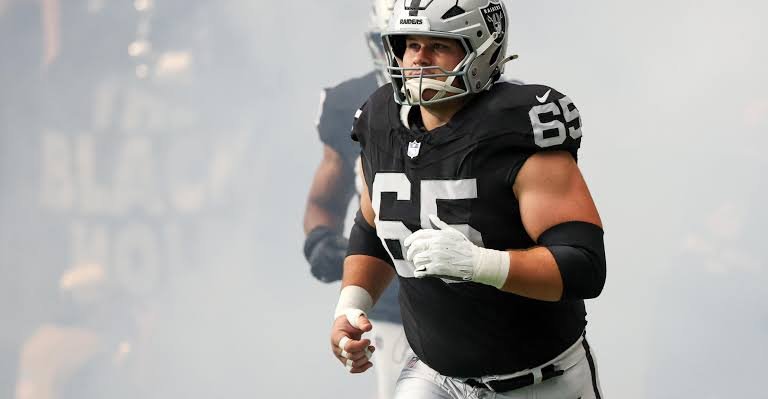 THEGOATtwo09's tweet photo. Linderbaum has been a bust so far 
Stats among Centers #NFL

🔥4 Penalties - 2nd worst
🔥7 pressures - 7th worst
🔥4 hits - worst NFL
🔥58.8 PFF - 22nd 
🔥63.2 Run PFF - 15th
🔥63.4 Pass PFF - 17th https://t.co/ztY4WUEglr