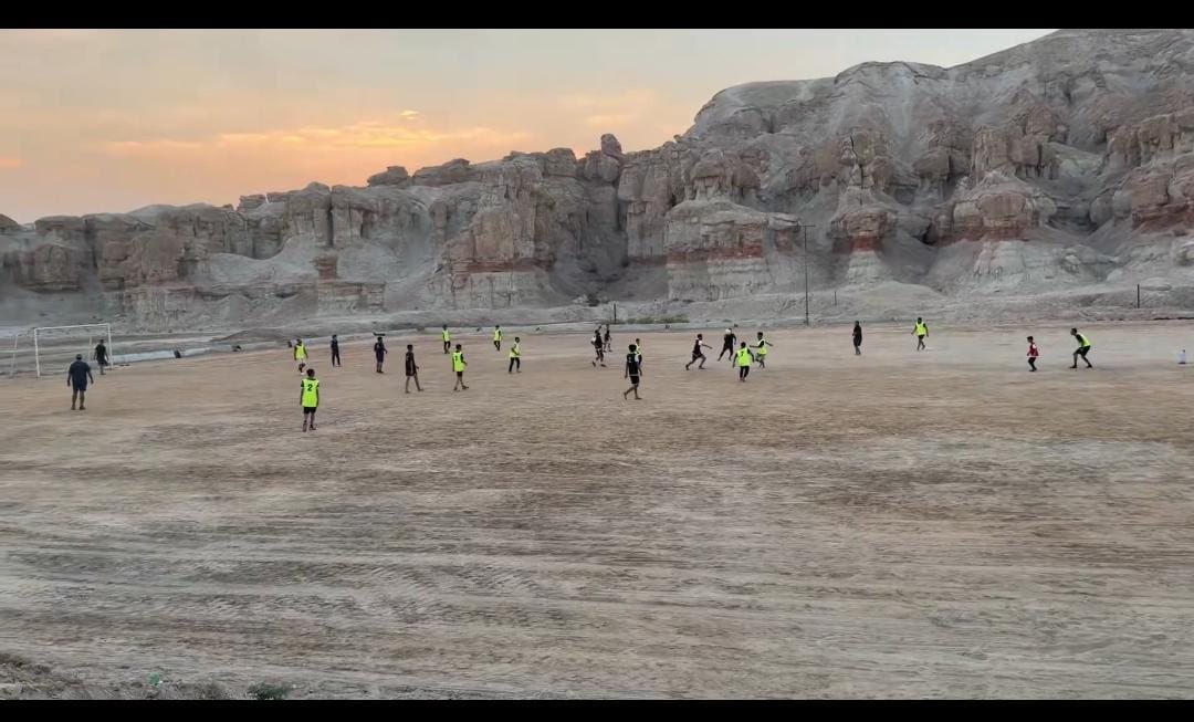 BOAMER2003's tweet photo. ماذا لو تحوّل هذا الملعب الترابي إلى أيقونة رياضية وسياحية تخطف الأنظار؟!

في #قرية_التهيمية بالأحساء
 وعلى المسار الرئيسي المؤدي إلى جبل القارة (أرض الحضارات)موقع يحتضنه جمال الجبال ويستحق فكرة استثنائية!

تخيّلوا ملعباً أخضر ومدرجات صخرية وإضاءة ساحرة تُبرز الهوية الجبلية للمكان!

قد يكون الموقع مملوكاً لأحد الأفراد والفكرة مجرد تصور إبداعي مع كامل الاحترام لحقوق الملكية.

**السؤال: لماذا لا يتحوّل هذا الجمال إلى معلم رياضي وسياحي فريد؟

#الأحساء #التهيمية #جبل_القارة