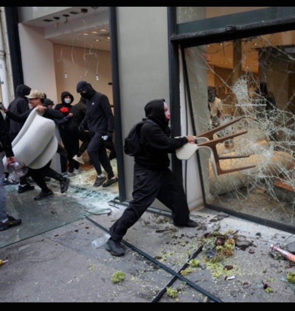 julian_calvero's tweet photo. 🇨🇵 | Así quedaron algunas tiendas tras los terribles saqueos en Francia: https://t.co/DEoMvS2qbx