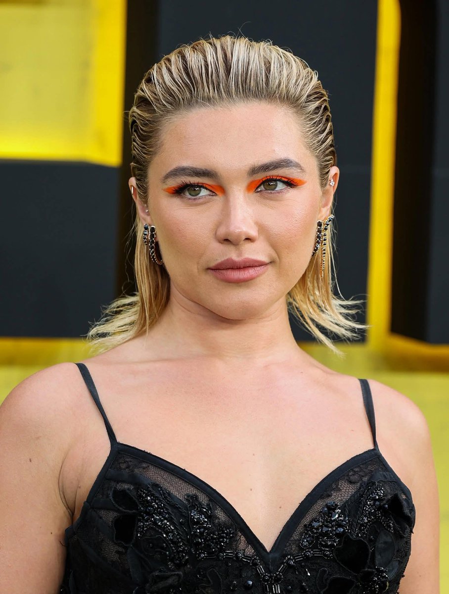 Super_wom3n1's tweet photo. Florence Pugh and her perfect face card 🫠 https://t.co/qsV4MkLsEN