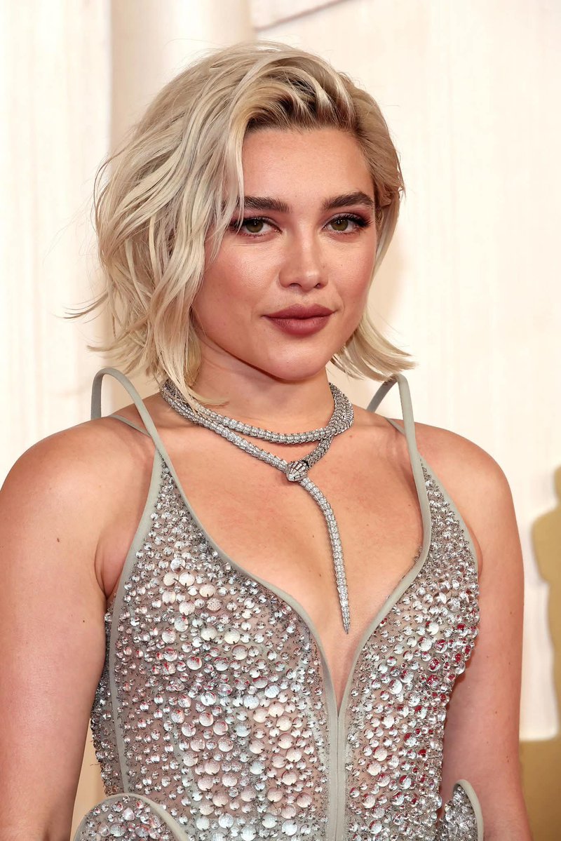 Super_wom3n1's tweet photo. Florence Pugh and her perfect face card 🫠 https://t.co/qsV4MkLsEN