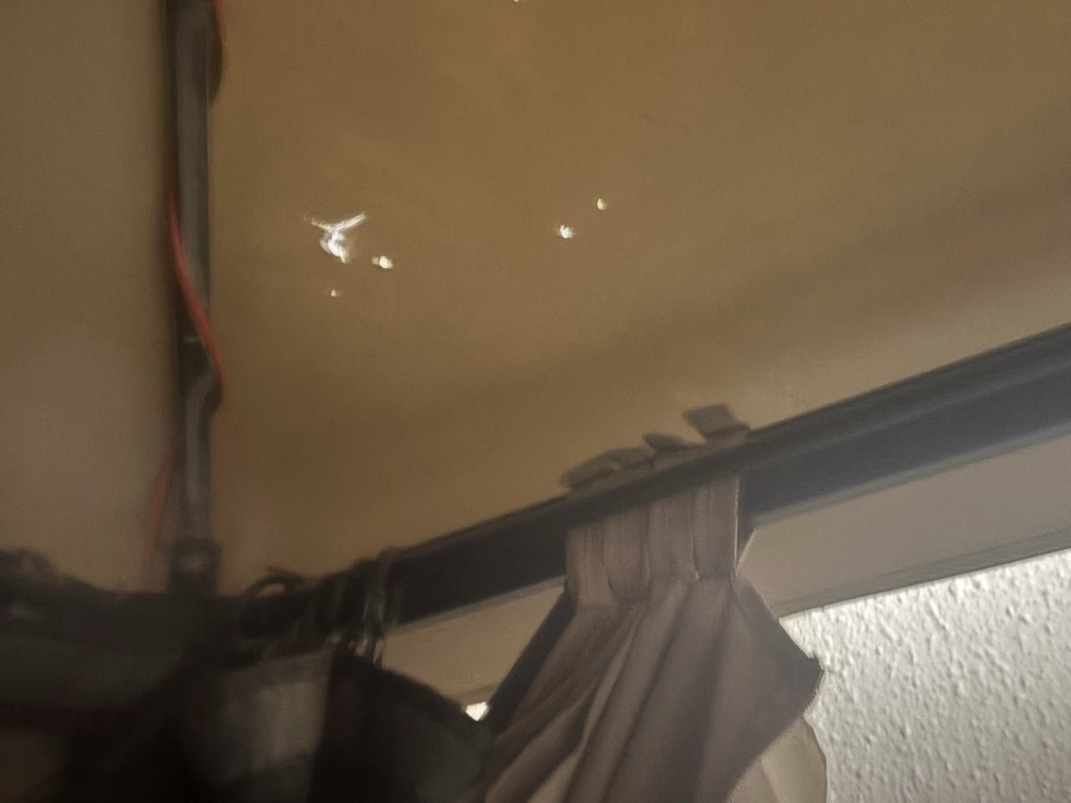 Nourahmoy's tweet photo. جداً جداً سييئن العماله قاموا بتمزيق خيمه المنزل باصابتها بثقوب في سقف الخيمه وقد تم شرائها ب ٣٨٠٠ وهذي الصور https://t.co/EwipdyQnZF