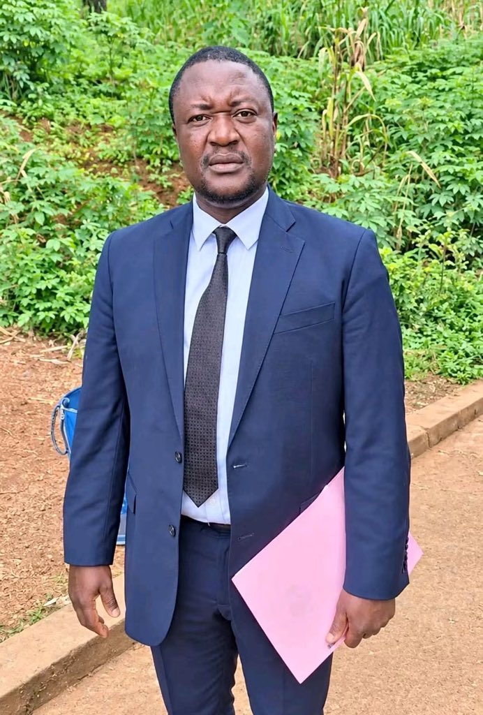 EsBi_Media's tweet photo. 🛑SOCIÉTÉ - DRAME À L’UNIVERSITÉ DE YAOUNDÉ I : LE PROFESSEUR VALENTIN UBANAKO S’EFFONDRE EN PLEINE SOUTENANCE ET DÉCÈDE.

La mort l’a surpris au cœur même de ce qui faisait sa vocation : la transmission du savoir et l’évaluation du travail scientifique. Le professeur Valentin Ubanako, enseignant au département d’Études bilingues de l’Université de Yaoundé I, est décédé le lundi 19 octobre 2026, après avoir été victime d’un malaise alors qu’il prenait part à une soutenance à la Faculté des Arts, Lettres et Sciences Humaines (FALSH). Évacué en urgence au Centre hospitalier universitaire (CHU) de Yaoundé, il n’a malheureusement pas survécu. Spécialiste de linguistique anglaise et chercheur de renommée internationale, Valentin Ubanako laisse derrière lui le souvenir d’un universitaire dont le métier consistait à interroger les langues, à approfondir les connaissances et à accompagner les étudiants dans leur progression académique. Les circonstances de sa disparition donnent à ce drame une dimension particulièrement douloureuse. 

Malgré son évacuation vers le CHU, les efforts entrepris n’ont pas permis de le sauver. À ce stade, les informations communiquées ne permettent pas de préciser la cause médicale du malaise. La disparition du Pr Valentin Ubanako ravive le souvenir d’autres décès qui ont endeuillé les milieux universitaires au Cameroun et en Afrique centrale. Le 1er octobre 2024, le Pr Daniel Abwa, historien de renom, ancien chef du département d’Histoire de l’Université de Yaoundé I et ancien vice-recteur de cette institution, est décédé après un malaise au retour du travail. Il avait consacré plusieurs décennies à l’enseignement supérieur et à la recherche historique. Sa disparition avait déjà rappelé la fragilité de ces vies consacrées à la formation des générations successives. Au Cameroun, le 26 octobre 2022, la mort de l’élève-professeur Ng nintendem Tambou Virgil, survenue après un malaise sur le campus de l’École normale supérieure de Yaoundé, avait également bouleversé la communauté éducative. 

Transporté au CHU, il y avait été déclaré mort, selon les informations publiées à l’époque. Autre précédent particulièrement frappant, au Gabon, en janvier 2016, la professeure d’infectiologie Marie Louise Okome-Nkoumou est morte après s’être effondrée en pleine soutenance de thèse à l’Université des sciences de la santé, à Owendo. Selon le quotidien gabonais L’Union, ses collègues avaient tenté de la réanimer avant son évacuation vers le centre hospitalier universitaire, sans parvenir à la sauver. Le scénario présente une ressemblance saisissante avec celui rapporté à Yaoundé, même si les circonstances médicales propres à chaque décès restent distinctes. Ces précédents ne permettent pas d’établir un lien médical entre les différents décès. Ils témoignent néanmoins de la douleur que provoque la perte soudaine d’un membre de la communauté éducative, parfois au moment même où se poursuit sa mission.

#EsbiMedia
