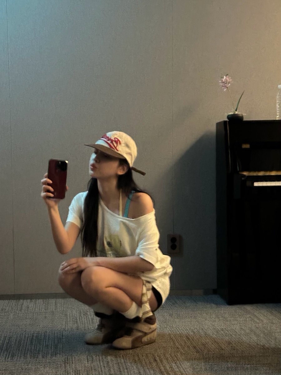 yserikim's tweet photo. A  fleeting  gaze  caught  in  the  mirror,  dressed  in  quiet  simplicity.  Beneath  the  soft  shadows,  even  the  simplest  moments  bloom  into  poetry https://t.co/cpic4QnMzR