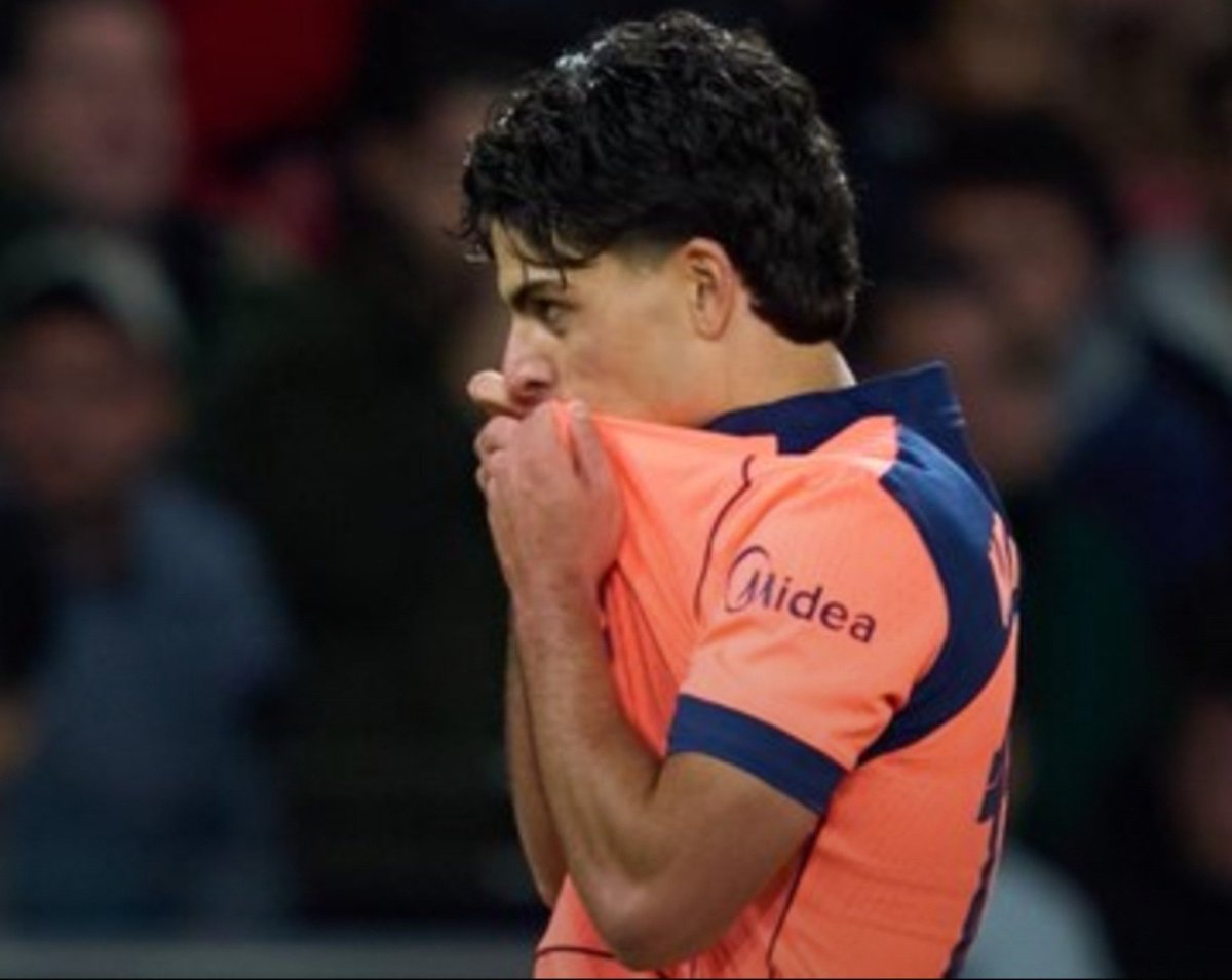 RichBillio79600's tweet photo. 🔵🔴🛡️ Xavi Espart, kissing the badge after scoring his first Champions League goal. https://t.co/410PU1geRy