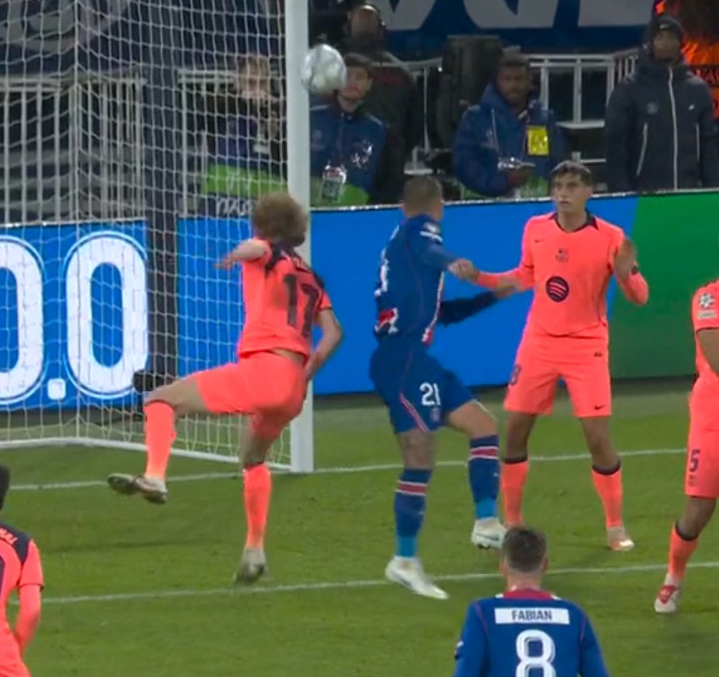 lnstantFoot's tweet photo. Lucas Hernandez a réussi à sauter aussi haut avec Lamine Yamal dans la poche ??? C'EST TROP https://t.co/qFKtFeiqqG