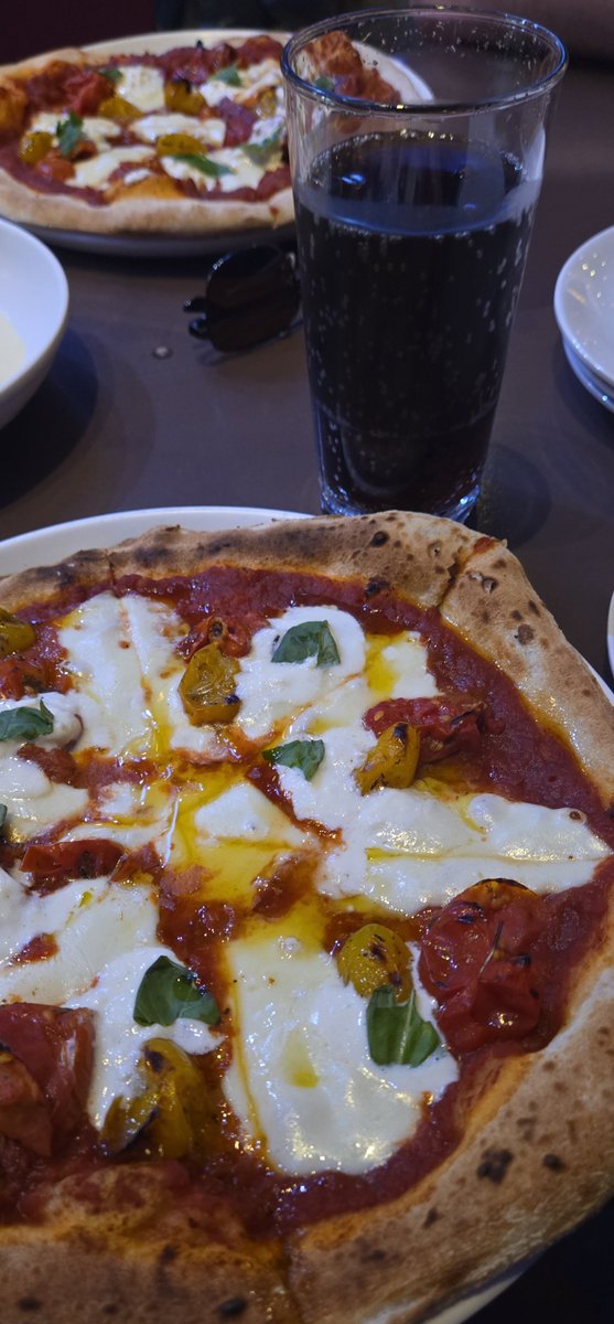 celestialcider's tweet photo. lunch was a margarita style pizza, and diet coke! it was pretty small so i ate the whole thing (／。＼) https://t.co/vXWOa1c1El