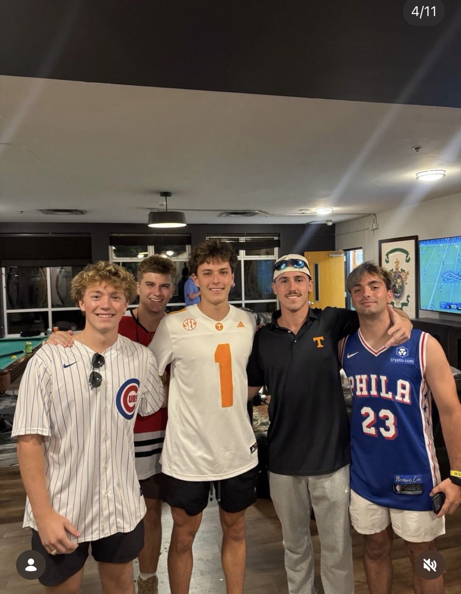 ChiChiDing's tweet photo. An 11 slide first semester dump? And a picture in an empty bookstore? AND A PICTURE WITH (one of two) DYE GUYS?!! This kid #fucks https://t.co/BNIEfLLyt1