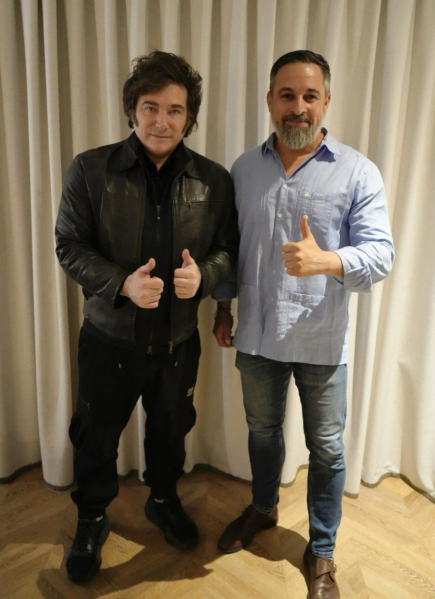 clarincom's tweet photo. MILEI DESEMBARÓ EN ESPAÑA POR TERCERA VEZ EN EL AÑO

Lectura rápida
El Presidente llegó a Madrid para una visita de poco más de 24 horas, centrada en actividades académicas y encuentros privados. Es su séptimo viaje a España desde que asumió la Presidencia. No tiene previstas reuniones oficiales con Pedro Sánchez ni con el rey Felipe VI.

La agenda
Milei participará en un desayuno del Fórum Europa, donde será presentado por el economista Daniel Lacalle. También se reunirá con el profesor Jesús Huerta de Soto y dará el discurso inaugural de la X Conferencia Anual sobre Economía Austríaca, en la Universidad Rey Juan Carlos. Su regreso a la Argentina está previsto para el miércoles por la noche.

Los encuentros
El Presidente busca reunirse con Isabel Díaz Ayuso, aunque el encuentro aún no está confirmado. Tampoco verá al líder de Vox, Santiago Abascal, que se encuentra de gira, ni a Alberto Núñez Feijóo, del Partido Popular. En cambio, tiene prevista una visita a la Fundación Disenso, donde se reuniría con representantes de Vox.

(+) en Clarín: https://t.co/5Jfc0bi1uC
Foto: Milei junto a Abascal en Madrid en 2025.
