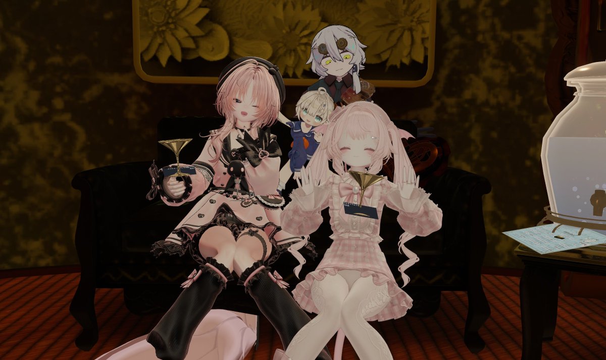 iiiiimon_'s tweet photo. 今回も最高だった～！
住人さんのお話をたくさん聞けるのが世界観を思う存分味わっている感じがして楽しいです
かわいいコールしたり、おうさまのおかげでカクテルおかわりできたり、さんがつになったり…今回お喋りできた住人さんもみんなかわいいが渋滞していた…また行きたい！
#VRCマッドパーティ https://t.co/yh9xBl4cYt