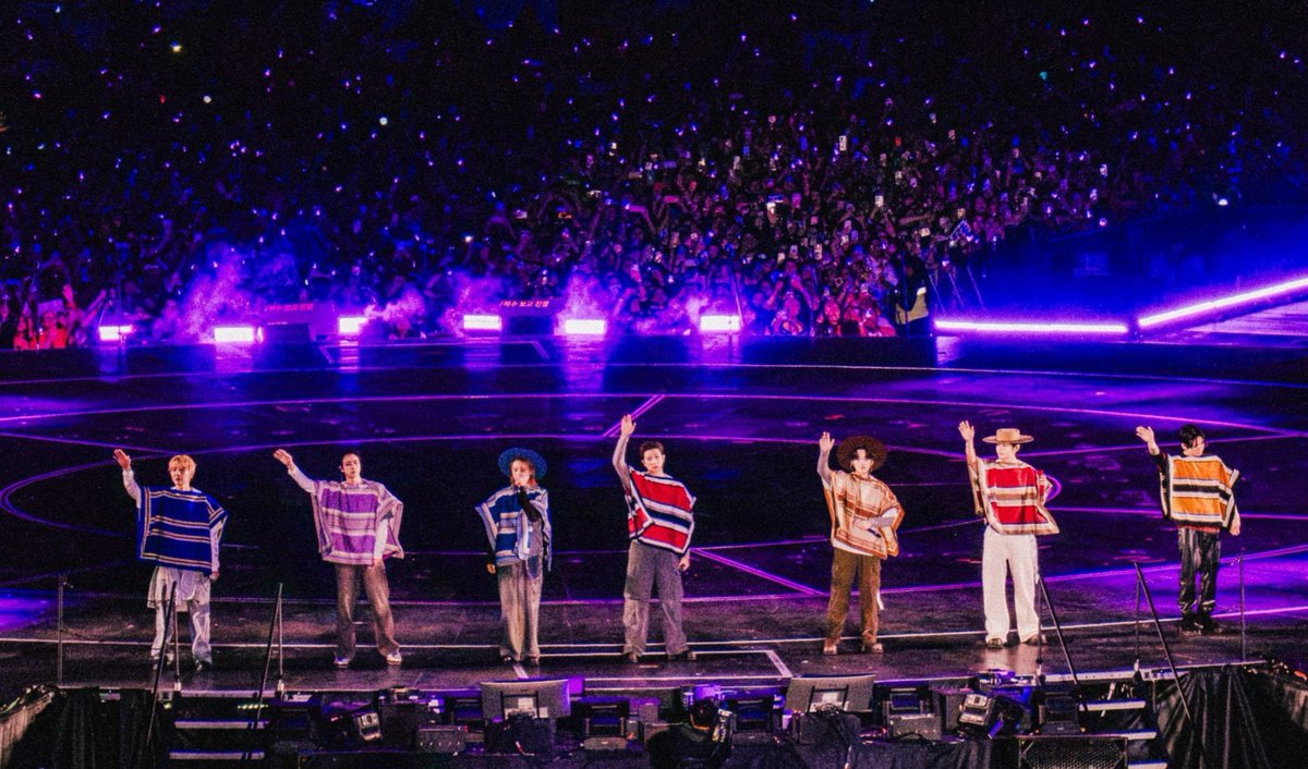 armychilensis's tweet photo. Yo entré al estadio nacional siendo ot7 y salí siendo más ot7 que nunca, es heavy esa sensación y emoción de amar a los 7 por igual, no puedo pensar una vida sin uno de ellos.
Además, se nota muchísimo la sinergia que tienen y como transmiten esa confianza con y para army 💜🫂 https://t.co/4S14Z3NVTc