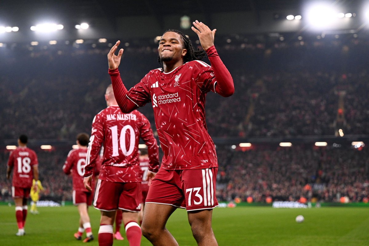 snappedlfc's tweet photo. Standing ovation for our starboy💫 https://t.co/TW58EYaL3f