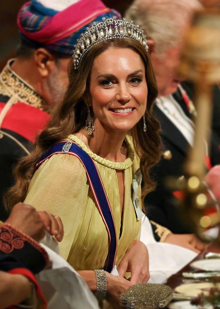 RoyallyBelle_'s tweet photo. Wowwww 😍🤩

The Princess of Wales this evening at Windsor Castle. https://t.co/S2MnTxlU2M