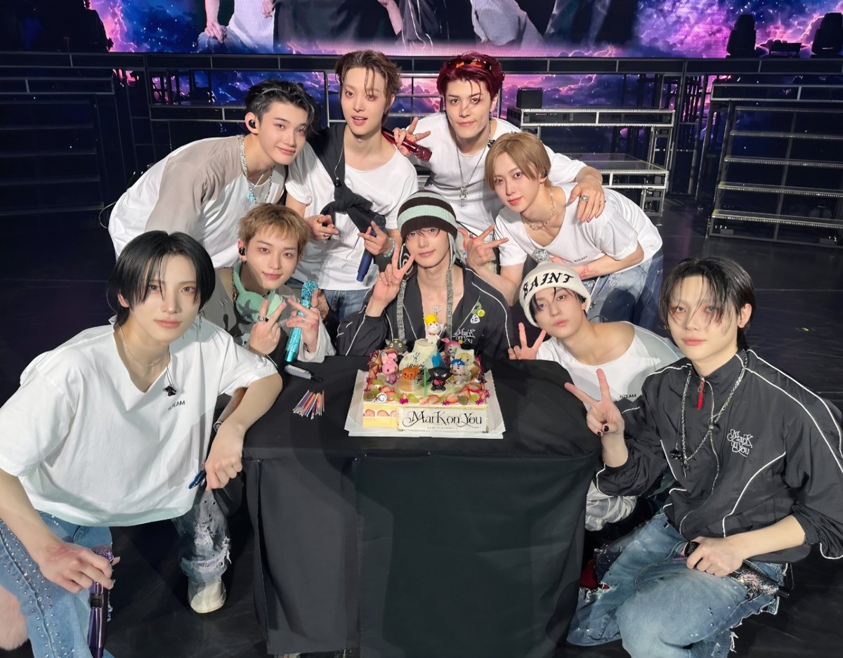 m_K1021's tweet photo. I vote for #andTEAM  on #2026MAMAVOTE  

9人の絆と信頼感が最高👑🎂✨😭 https://t.co/43HcOTxPXb