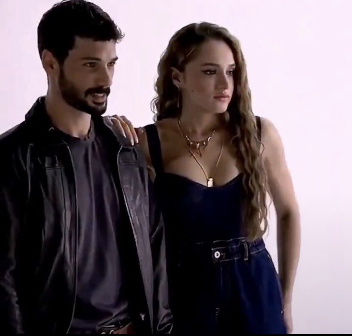 georgescu_clara's tweet photo. The chemistry between this couple goodness, they look so good together!🥺❤️
They deserved a different kind of ending a happy ending, an ending where they could also have a family.🥹🤌🏻
#halzey #hudutsuzsevda #viral #fyp #couple #HudutsuzSevda https://t.co/hbrQZINKKZ