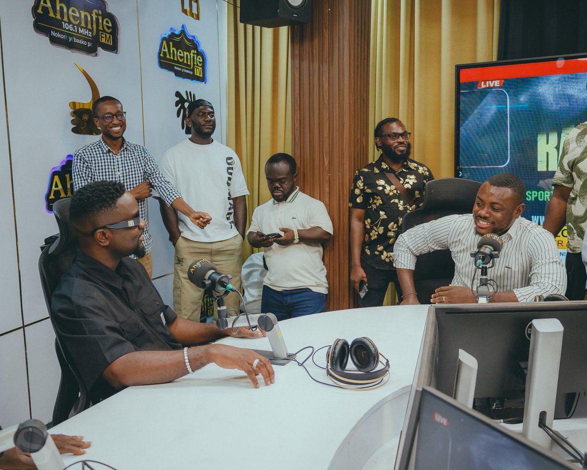 sarkodie's tweet photo. What a beautiful day 😊 Ahenfie FM #RapperholicKumasi26 https://t.co/8ee2AY9qYk