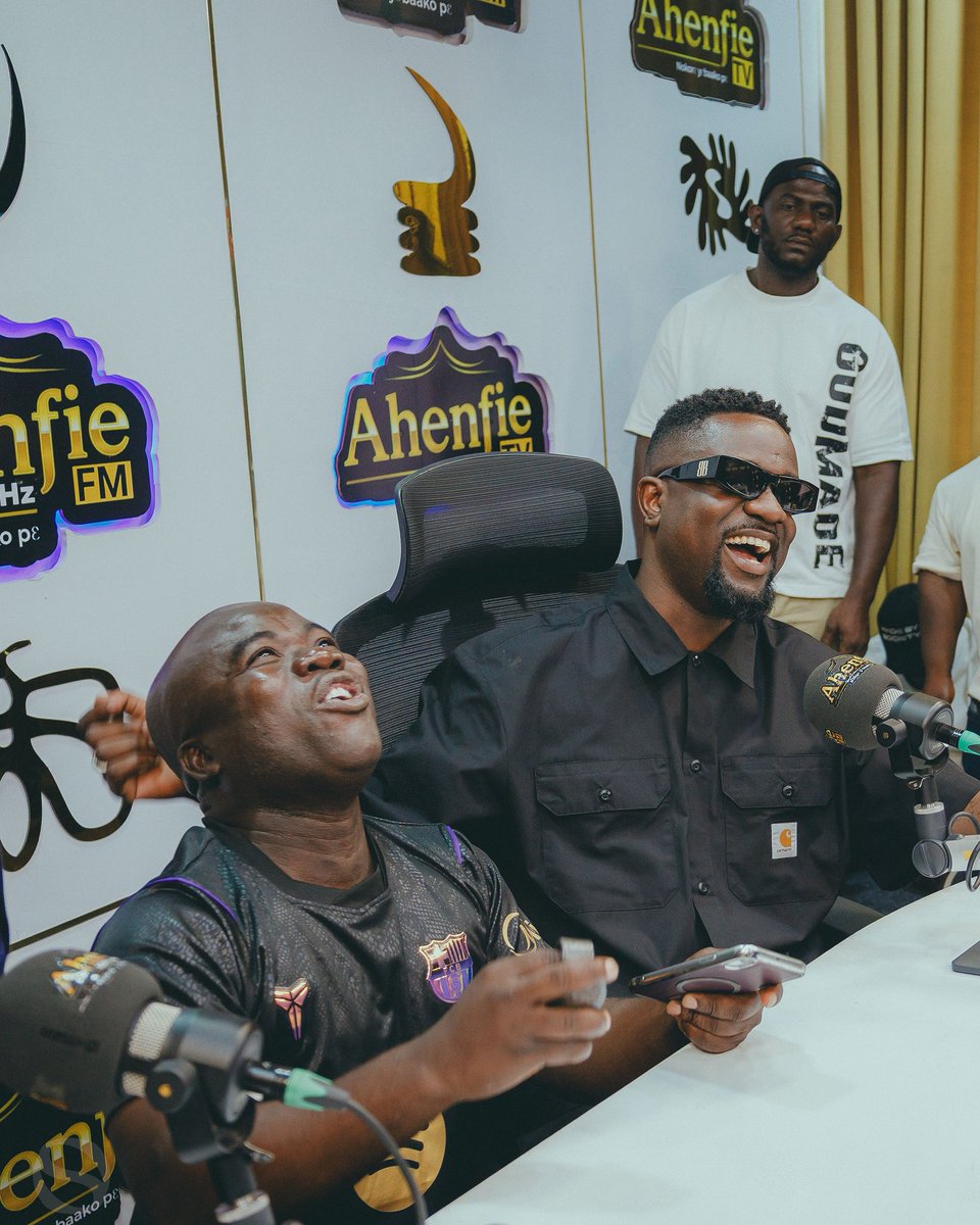 sarkodie's tweet photo. What a beautiful day 😊 Ahenfie FM #RapperholicKumasi26 https://t.co/8ee2AY9qYk