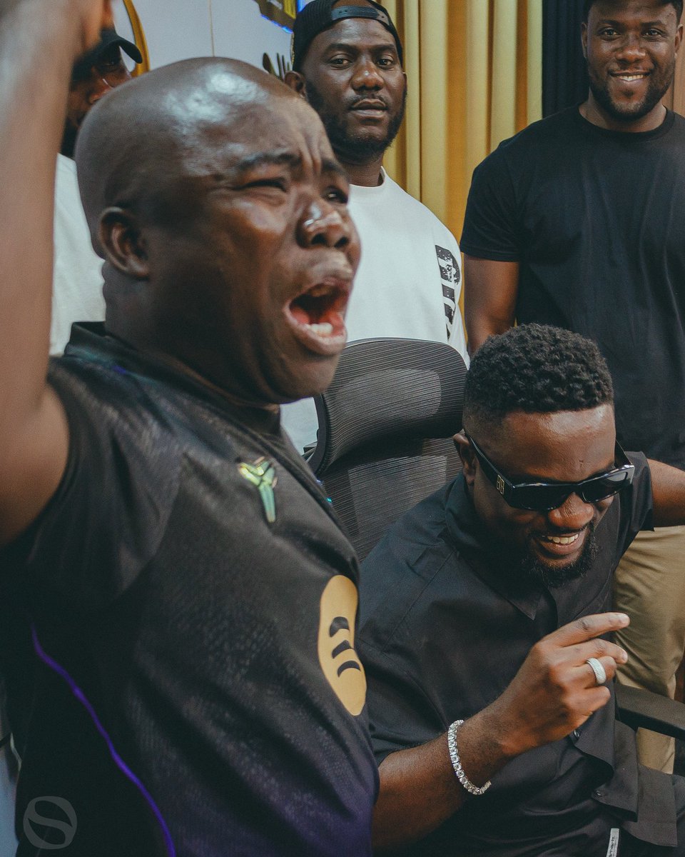sarkodie's tweet photo. What a beautiful day 😊 Ahenfie FM #RapperholicKumasi26 https://t.co/8ee2AY9qYk