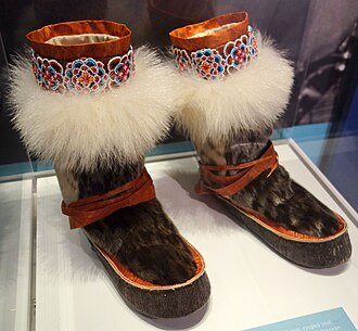 Shrynuir's tweet photo. @tuuu28283 Alaska has very high number of Native Americans. So alot of our products revolve around Native culture. Things like ulus knives, mukluks boots and Aleut hats. My personal favorite are the swords of the Tlingit people. https://t.co/LCWaI5nR9w