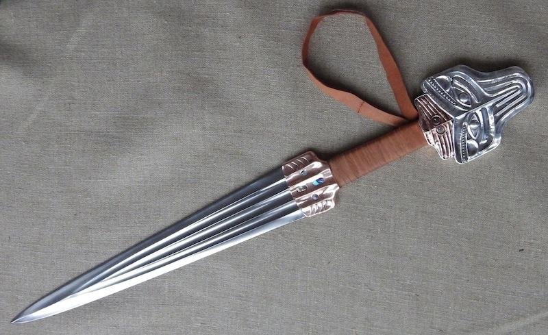 Shrynuir's tweet photo. @tuuu28283 Alaska has very high number of Native Americans. So alot of our products revolve around Native culture. Things like ulus knives, mukluks boots and Aleut hats. My personal favorite are the swords of the Tlingit people. https://t.co/LCWaI5nR9w