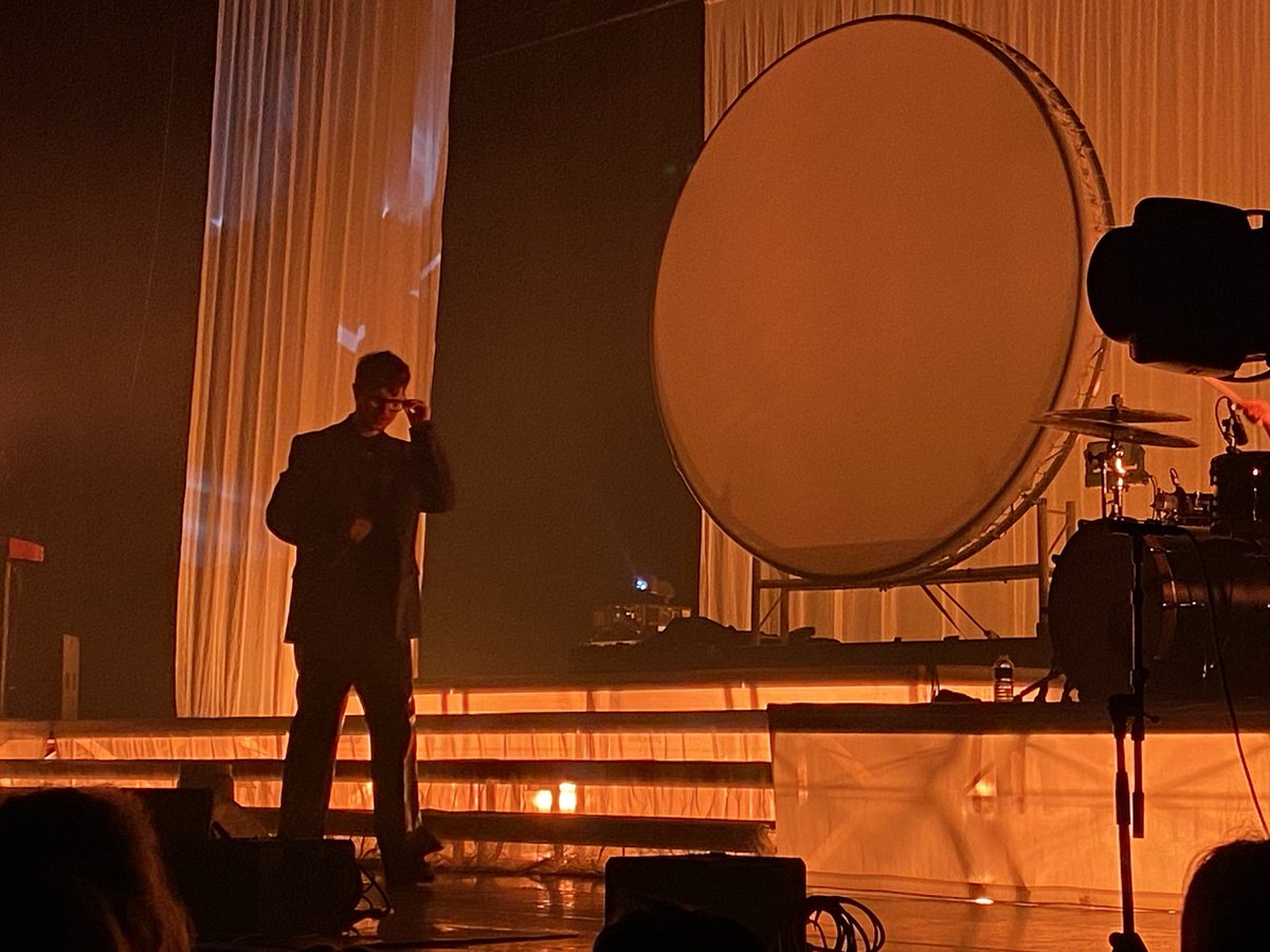 _smooooooth's tweet photo. Front row évidement pour le concert du soir de Léman à l’Olympia. J’étais invitée par Deezer et franchement wow mais quelle performance vocale et musicale ! https://t.co/q8kgxJmjqN